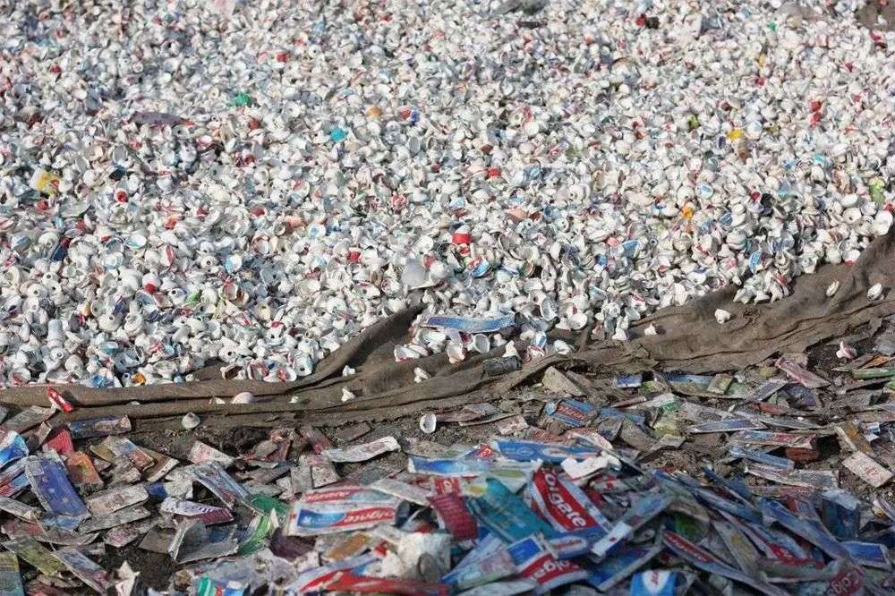 再也不用「擠牙膏」，高露潔換上的「潤滑劑」包裝，讓牙膏從此一滴不剩