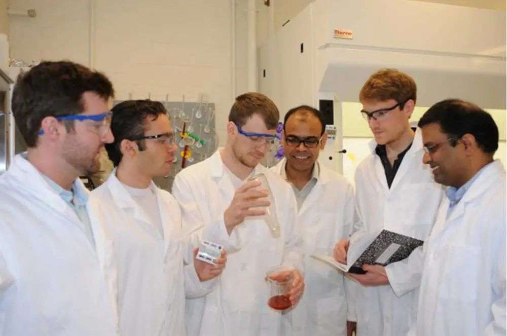 再也不用「擠牙膏」，高露潔換上的「潤滑劑」包裝，讓牙膏從此一滴不剩