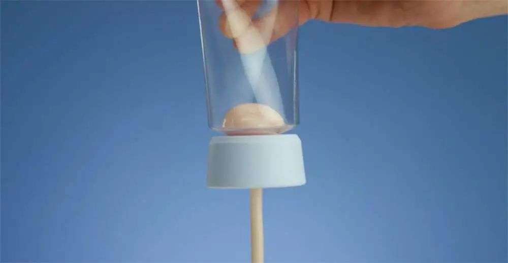 再也不用「擠牙膏」，高露潔換上的「潤滑劑」包裝，讓牙膏從此一滴不剩